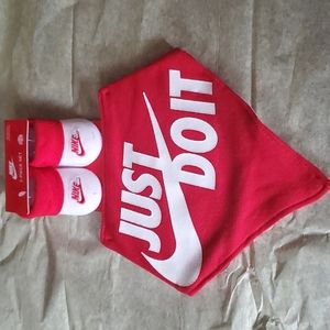 *SOLD* NWT Nike Newborn Booties Set